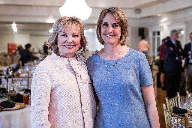 著名福音艺术家Janet Paschal和她的妹妹, Kay, 为2019年圆桌会议与会者提供娱乐活动.
